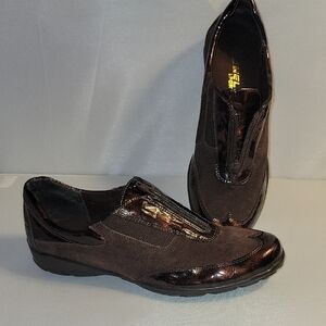 Vaneli Sport casual shoe by Marmi. Brown Leather/Patent leather upper. Size 8